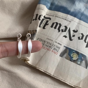 Boucles d'oreilles créoles torsadées argent mat avec fini brossé minimaliste