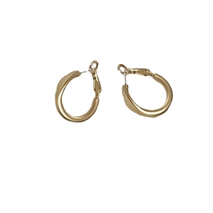 Boucles d'oreilles créoles dorées torsadées irrégulières avec finition mate métallique