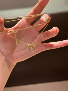 Détail du collier trèfle à quatre feuilles doré avec zircons micro-pavés étincelants