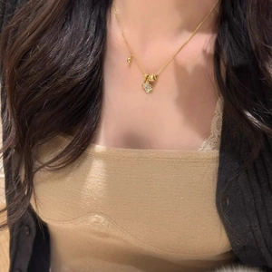 Collier élégant avec pendentif trèfle et curseurs circulaires dorés pour femmes