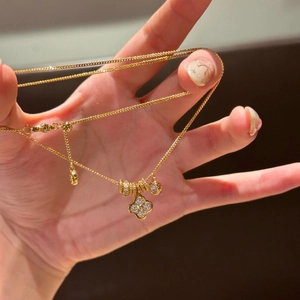 Collier élégant en or avec pendentif trèfle pavé scintillant et accents de perles rondes
