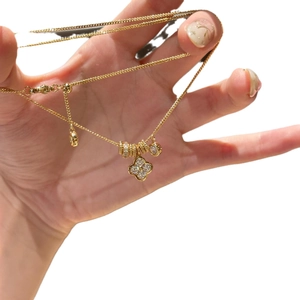 Collier avec pendentif trèfle doré exquis et pierres scintillantes pour femmes élégantes