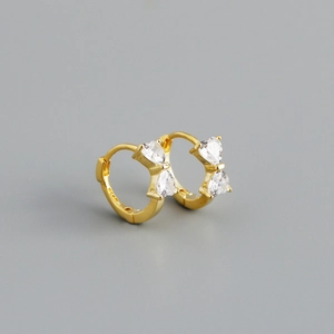 Vue macro du poinçon S925 sur boucles d'oreilles nœud plaquées or et oxydes de zirconium