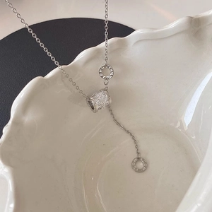 Collana lunga in argento s925 con anelli a numeri romani e pendente in pavé di zirconi