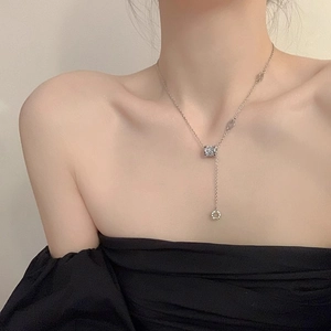 Collana a catena sottile argento con pendente cilindrico pavé ed elementi ovali sul modello