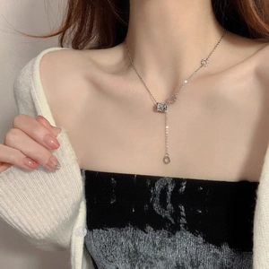 Elegante Collana Con Nappine A Forma Di Y Per Donna Stile Minimalista Con Pendente Cilindrico In Zircone E Numeri Romani