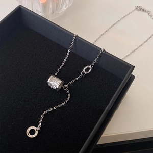 Elegante collana con pendente a cilindro d'argento, diamanti baguette e numeri romani