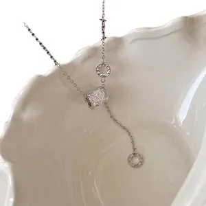 Collana a Y argentata con pendente a cilindro in zirconi e dettagli con numeri romani