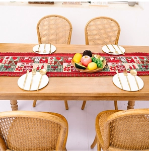 Detailansicht eines festlichen Weihnachts-Tischläufers mit Rentier- und Weihnachtsmann-Motiv