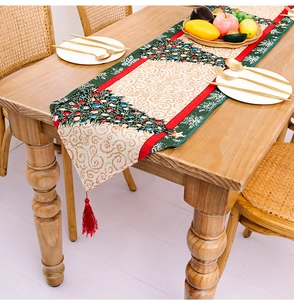 Detailansicht des Weihnachtstischläufers mit Jacquard-Baummustern und roten Quasten