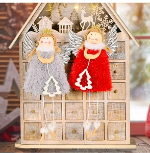 Details der Plüsch-Weihnachtsengel mit silbernen Flügeln auf einem Holz-Adventskalender