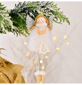 Detail eines silbernen Engels mit weißem Webpelz an einem schneebedeckten Ast