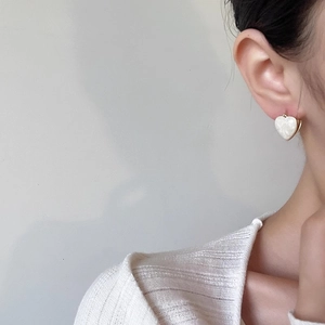 Boucles d'oreilles cœur vintage français en émail crème avec bordure dorée de luxe