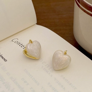 Boucles d'oreilles médaillon cœur vintage avec cadre doré et émail blanc nacré élégant