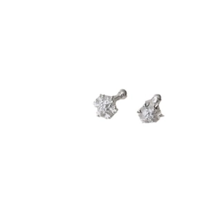 Boucles d'oreilles flocon de neige en argent avec zircons sur fond blanc épuré