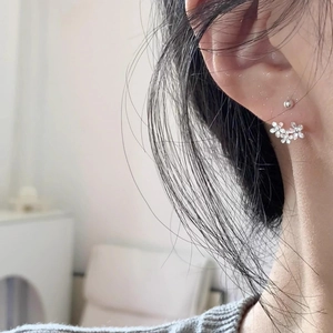 Elegant floral cluster screw-back stud earrings in 925 silver for women's daily wear