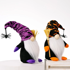 Halloween-Gnom-Plüschdeko mit langen Hüten und Minibesen auf einem Displayständer