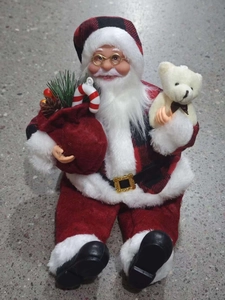 Detaillierte Weihnachtsmann-Figur mit karierter Mütze, Plüschbär und Geschenktüte mit Tannennadeln