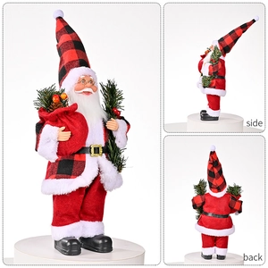 Detailansichten der stehenden Weihnachtsmannfigur mit Karomuster und Tannenzweig