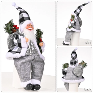 Detailansichten der sitzenden Weihnachtsmannfigur im karierten Outfit mit Sack