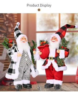 Detail von Weihnachtsmann-Figuren in grauem und rotem Karo-Outfit mit Geschenksäcken