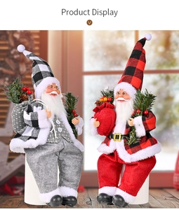 Detail der sitzenden Weihnachtsmann-Harzfiguren mit Karomuster und flauschigen Bärten