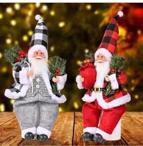 Detail von sitzenden Weihnachtsmann-Figuren mit Karomuster und kleinen Geschenksäcken