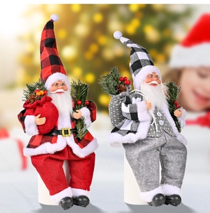 Nahaufnahme von sitzenden Weihnachtsmann-Puppen mit Karo-Hüten und Zapfen-Beuteln