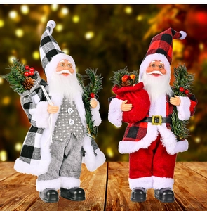 Detailansicht von handgefertigten Weihnachtsmann-Figuren aus Harz mit Kiefernzweigen