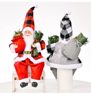 Detailansicht der sitzenden Weihnachtsmann-Figuren mit Karo-Stoff und Geschenktaschen