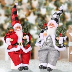 Sitzende Weihnachtsmann-Figuren aus Harz mit Karomustermützen und Tannennadel-Deko