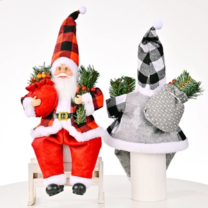 Weihnachtsmann-Sitzfiguren-Set mit klassischem Karomuster und kleinen Geschenktüten