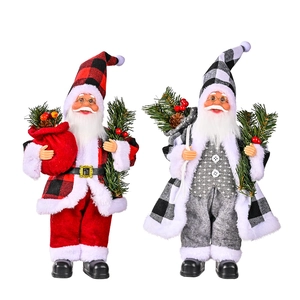 Weihnachtsmann-Figuren aus Harz im rot-schwarzen Karomuster mit Geschenktüten Deko