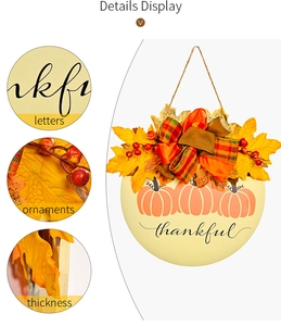 Détail de l'inscription Thankful et des décorations de feuilles d'érable en bois