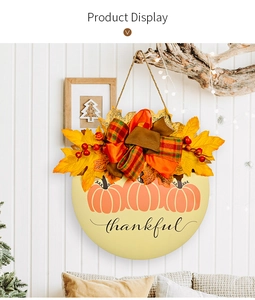 Détail d'une plaque de Thanksgiving en bois avec texte, citrouilles et feuilles d'érable