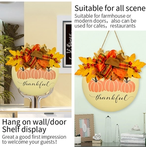 Détail de plaque de porte citrouille en bois avec feuilles d'érable et nœud à carreaux