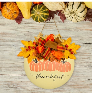 Détail de la plaque de porte en bois de Thanksgiving avec citrouilles et feuilles d'érable