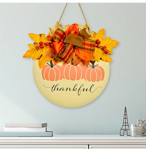 Détail de plaque de porte en bois pour Thanksgiving avec citrouilles et érable