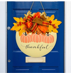 Détail de la suspension de porte en bois thankful avec citrouilles et feuilles