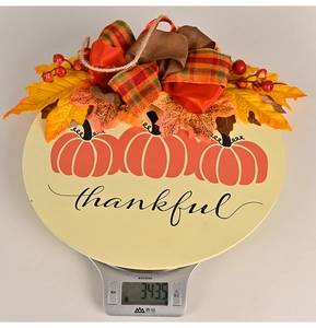 Détail montrant le poids du panneau de porte de Thanksgiving de 343,5 g sur balance