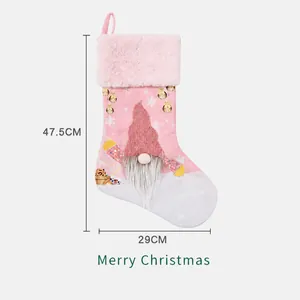Calza di Natale rosa con gnomo in peluche, bordo in finta pelliccia e fiocchi di neve
