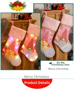 Calze di Natale rosa luminose con gnomo mostrate nel confronto luci accese e spente
