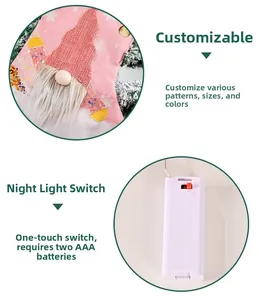 Dettaglio della calza di Natale rosa a LED con ricamo e scomparto per le batterie AAA