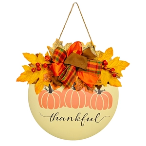 Couronne d'automne en bois avec citrouilles, feuilles d'érable et message thankful