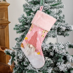 Calza di Natale rosa luminosa con bordo in ecopelliccia appesa al ramo dell'albero