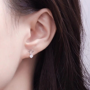 Boucles d'oreilles cœur évidé avec oxyde de zirconium étincelant en finition argent
