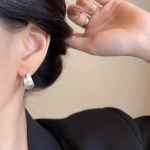 Orecchini a cerchio minimalisti in argento opaco a goccia con finitura spazzolata da donna