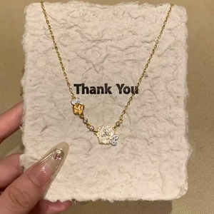 Collana di lusso francese rosa dorata con petali pavé di diamanti su catena elegante
