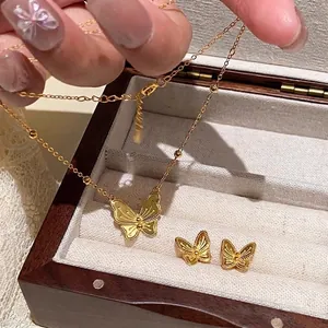 Parure de bijoux papillon dorés avec collier et boucles d'oreilles au style vintage