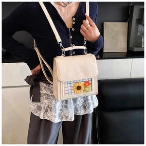 Dettaglio zaino beige in PU con toppe girasole e tasca trasparente a quadri